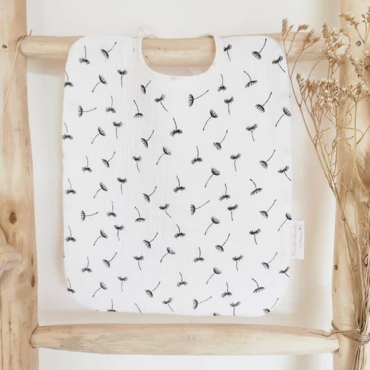 Stor sort og hvid mælkebøtte babysmæk i dobbelt gasbind og økologisk bomuldshonningkage for engroshandel hos Les p'tites Merveilles de Bérénice