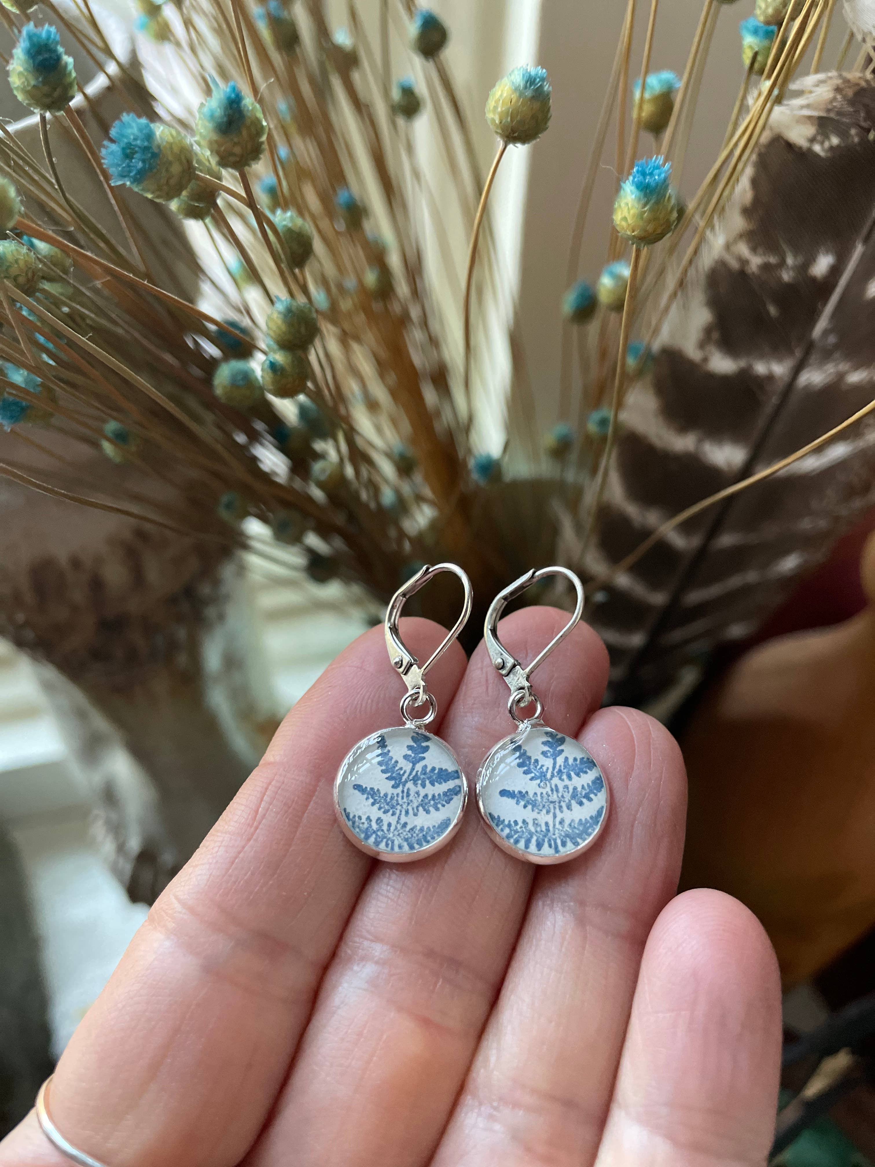 joeyfivecents - Vente Boucles d'oreilles pendantes - Boucles d'oreilles pendantes estampées à la main - plantes bleues, champignons, abeilles10