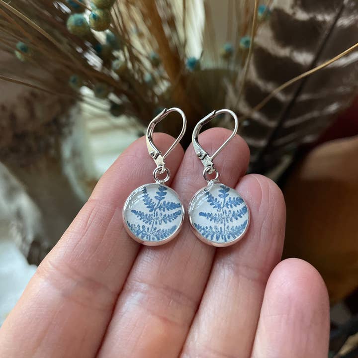 joeyfivecents - Venta al por mayor Pendientes colgantes - Pendientes colgantes estampados a mano: ingredientes botánicos azules, hongos, abejas4