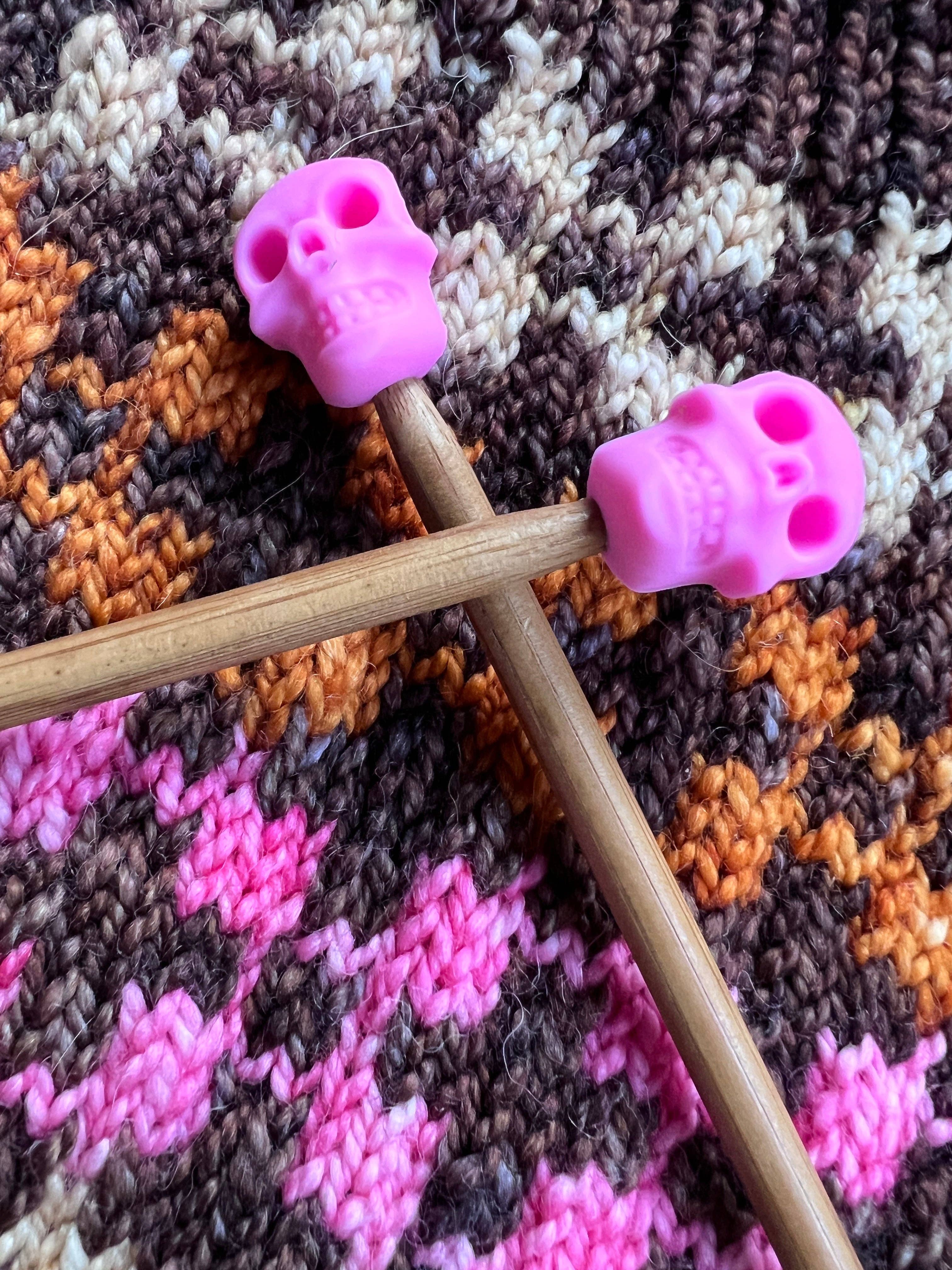 Knitting is Metal – Artigos de tricô/crochê por atacado – Tampões de Agulha de Caveira (Opções de Cores)5