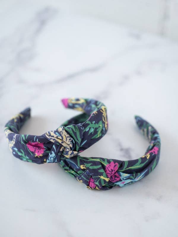 Das Tiny Tassel-Stirnband im Navy-Safari-Print für den Großhandel von The Tiny Tassel