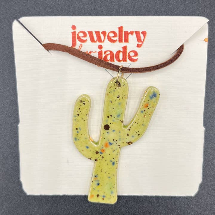 halsketting van cactusporselein met details in appelgroen en 22k goud voor wholesale door Jade Pottery & DIY Studio