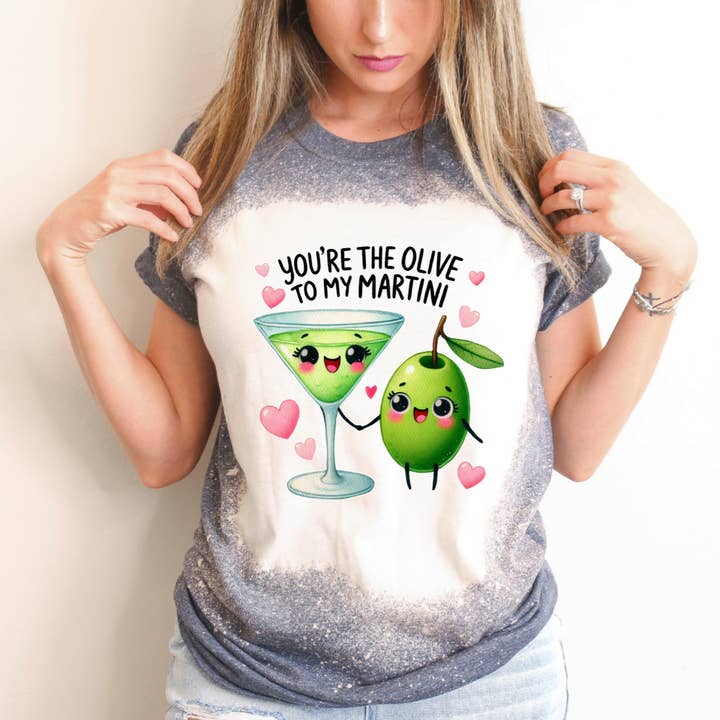 Du är oliven till min martini Alla hjärtans dag blekt t-shirt för wholesale av Hello Gorgeous Apparel