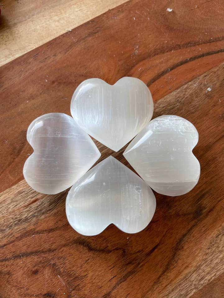 Cuori in cristallo di selenite, intagliati a mano per la vendita all'ingrosso da parte di CaNatureLover