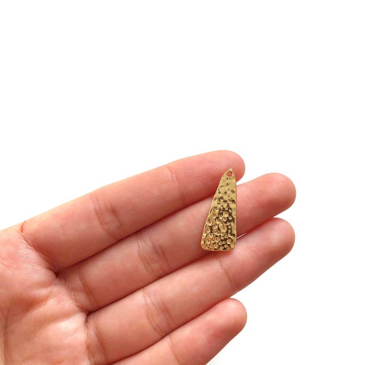 Lot de 6 breloques texturées en laiton doré martelé de 25 x 10 mm pour la vente par Crafters Resort