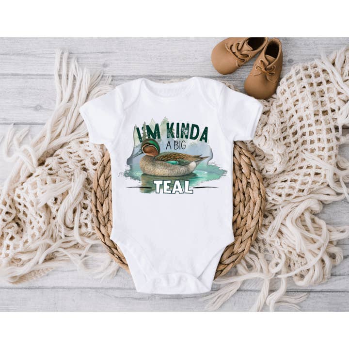 Ich bin ein bisschen ein großer blaugraufarbener Baby-Einteiler mit Entenmotiv für den Großhandel von AvaryMaeInspirations