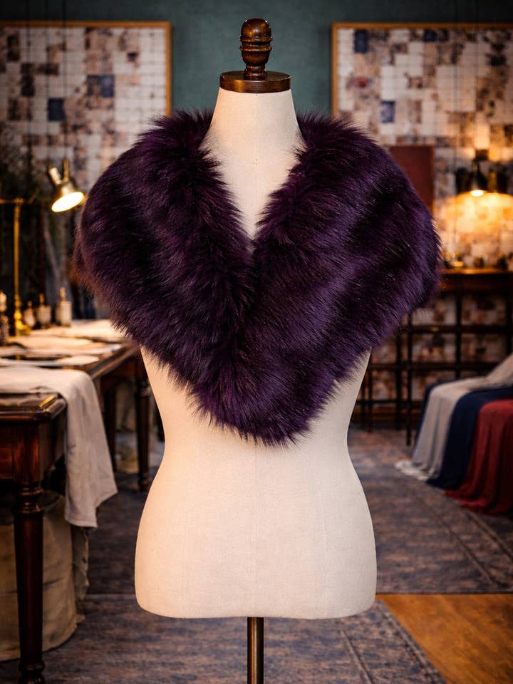 Col en fausse fourrure améthyste ombragée pour la vente par Jennafer Grace