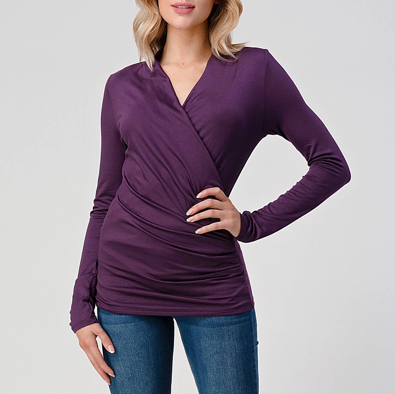 Heimious – Engroshandel Strikket top - Dame – Heimious fitted modal jersey bluse med slå-om, lange ærmer og plisserede detaljer37