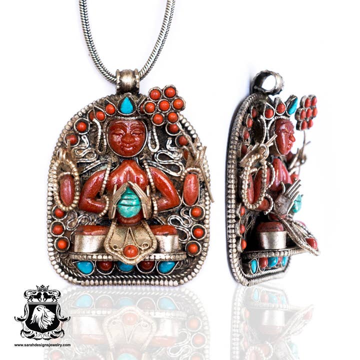 Pendentif de boîte à prière tibétaine Chenrezig en corail véritable Ghau N173 pour la vente par SARAH DESIGNS JEWELRY