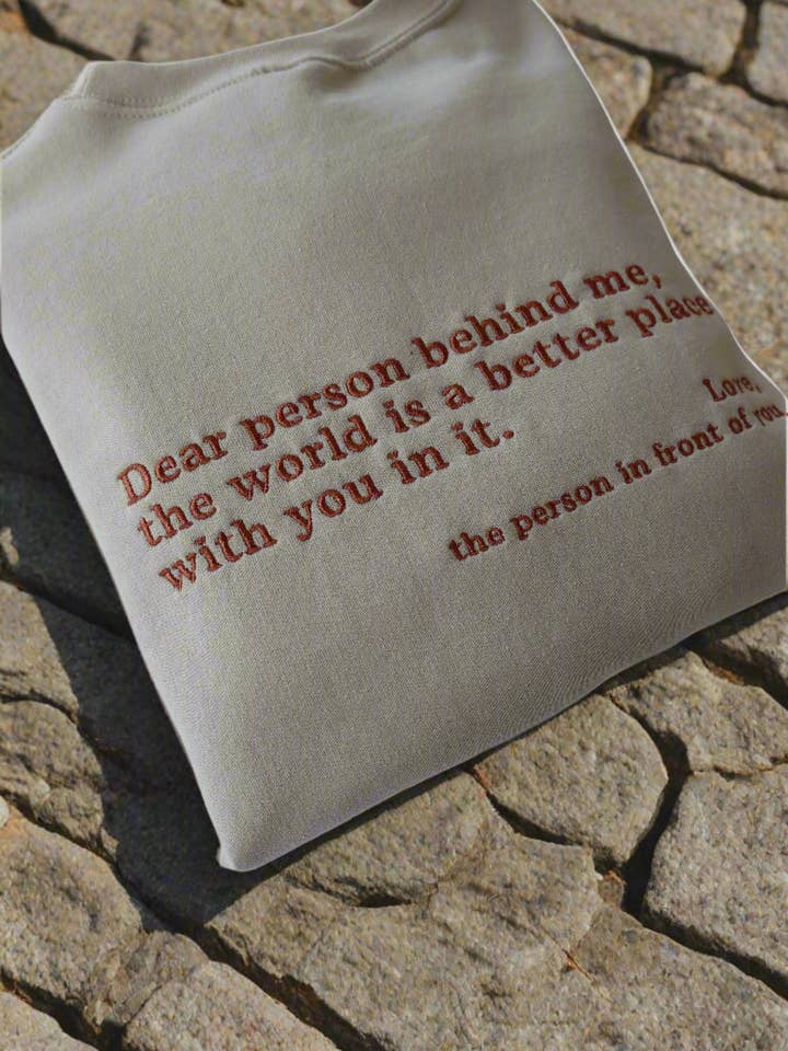 Broderet hættetrøje 'Dear Person Behind Me', Langærmet, Klassisk pasform, Unisex, Voksen for engroshandel hos UNMATCHED