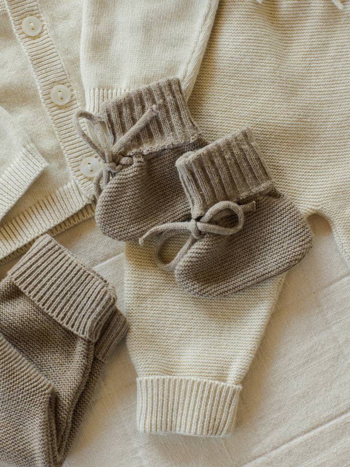 Quincy Mae - Wholesale Booties - Baby - Knit Booties || Heathered Mocha1
