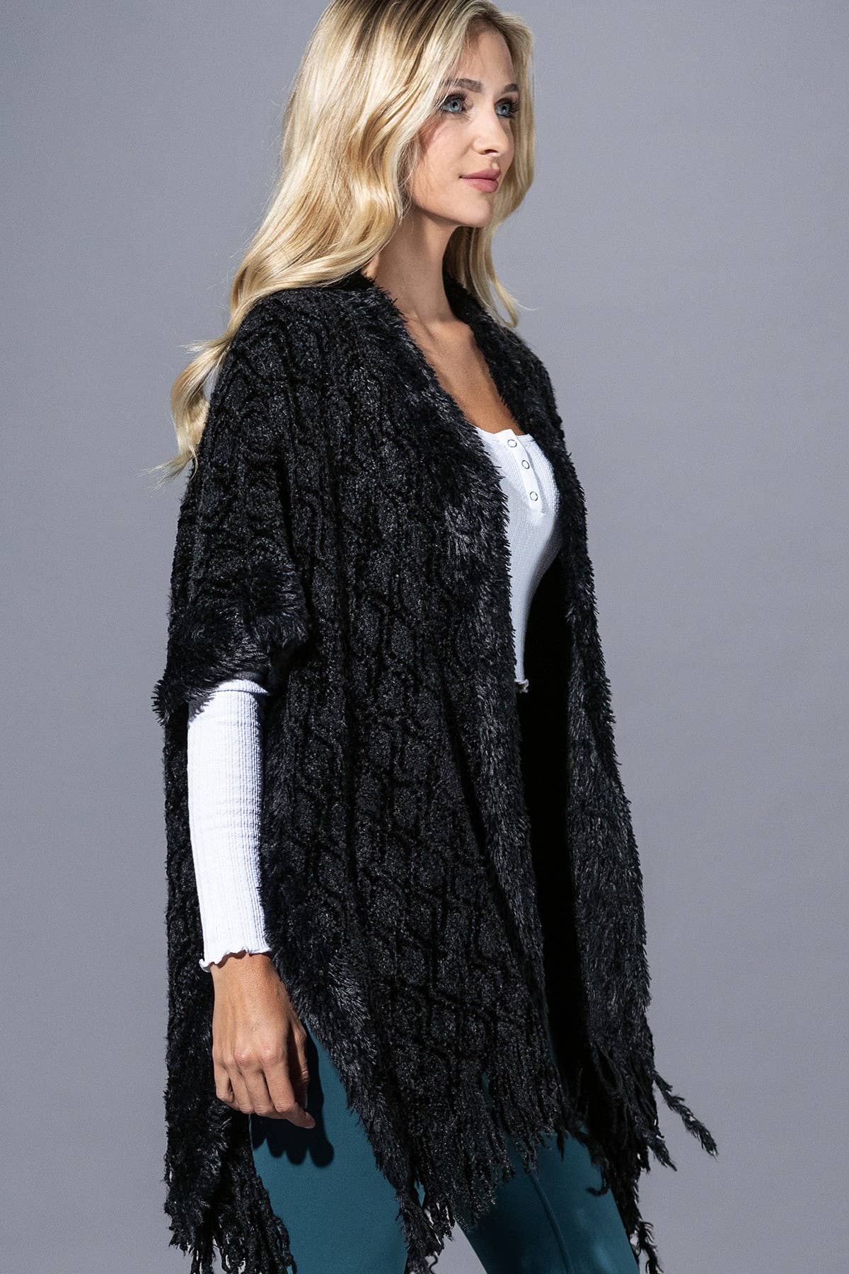 Urbanista - Vendita all'ingrosso Poncho - Donna - Scialle accogliente in maglia bouclé e morbido con frange.7