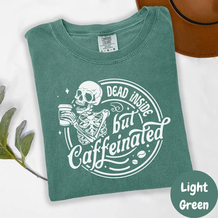Epic Life - Designed - Vente T-shirt à imprimés – femme - T-shirt "Mort à l'intérieur mais caféiné", T-shirt amusant avec squelette et café Comfort Colors®, T-shirt d'humour noir pour femmes fatiguées, cadeau pour amatrice de café gothique.2