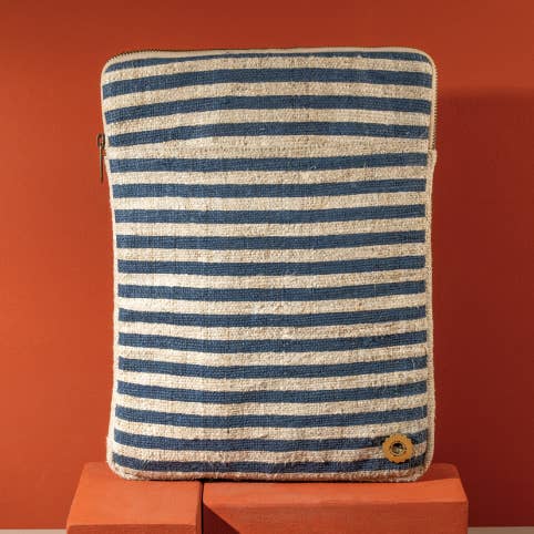 Housse d'ordinateur portable artisanale en chanvre Terai pour la vente par Né Nepal