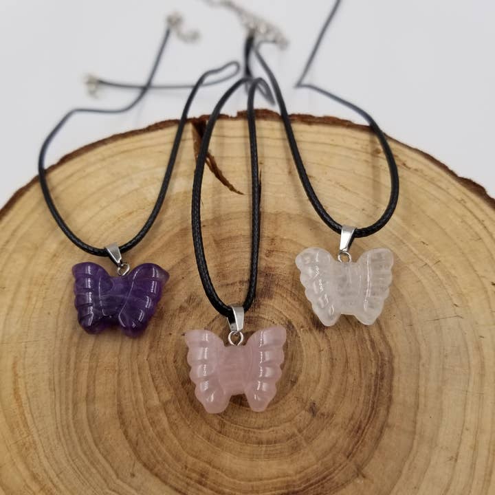 Halskæde med vedhæng af naturlig krystalsten udskåret som sommerfugl for engroshandel hos CHAKRA JEWELRY