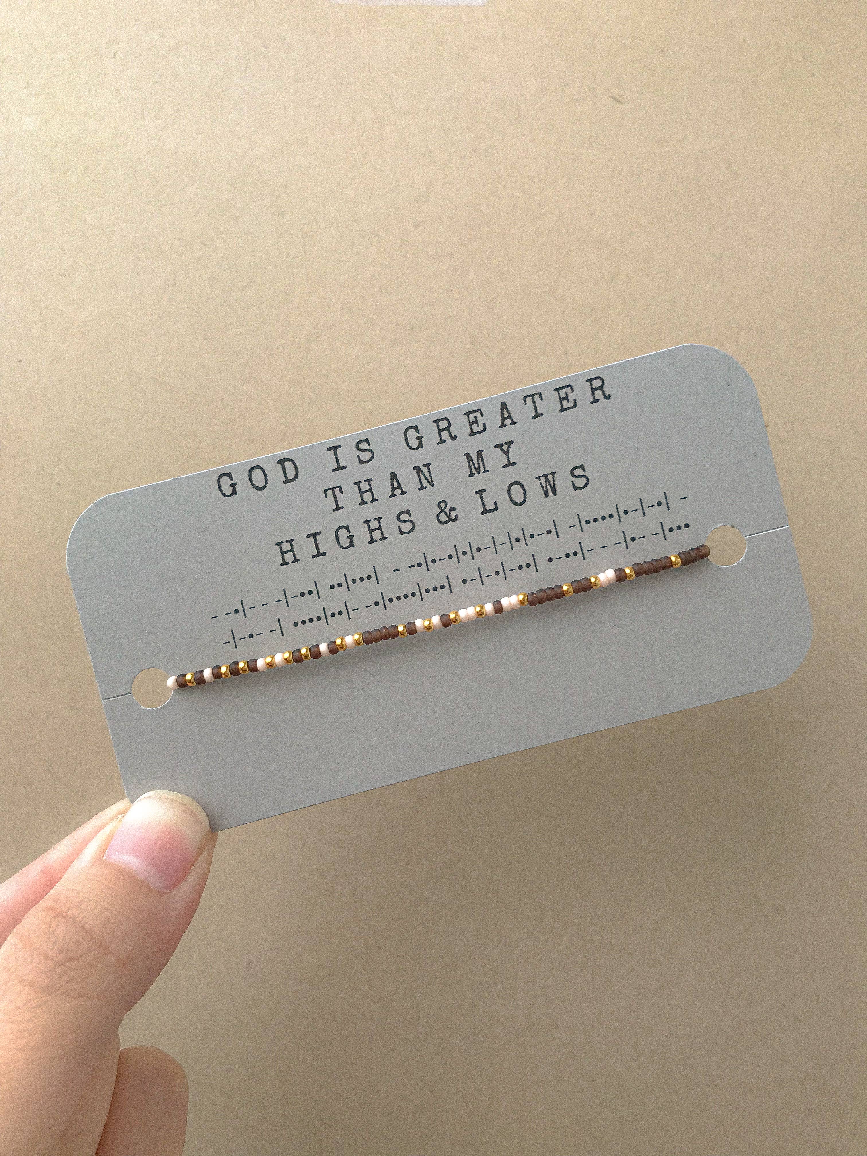 Seedy Beady Bracelets – Engroshandel Perlearmbånd – Armbånd med morsekode: Gud er større end mine op- og nedture3