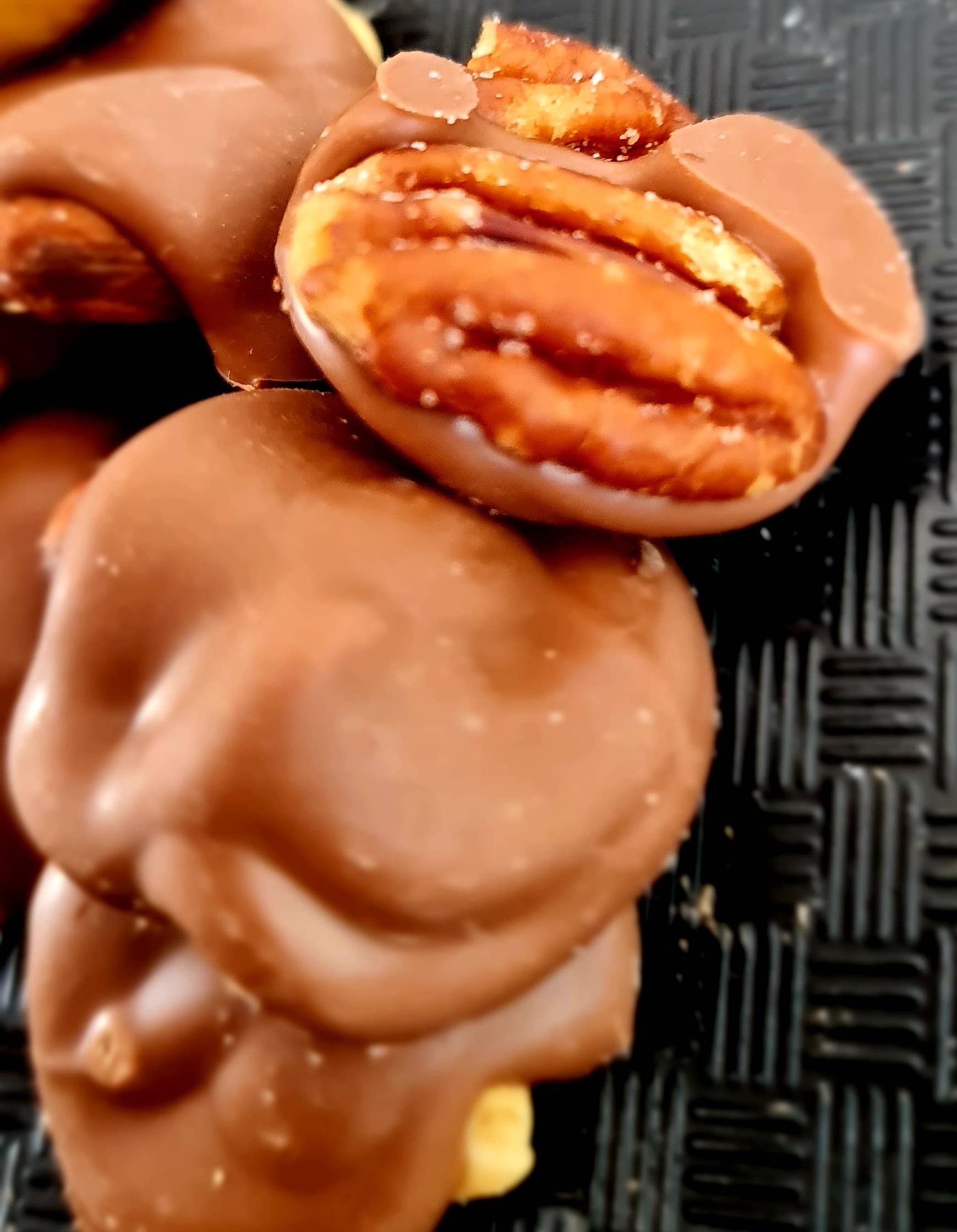 Cwtsh Chocolate - Wholesale Snoepjes met chocolade - Geroosterde noten en chocoladedruppels7