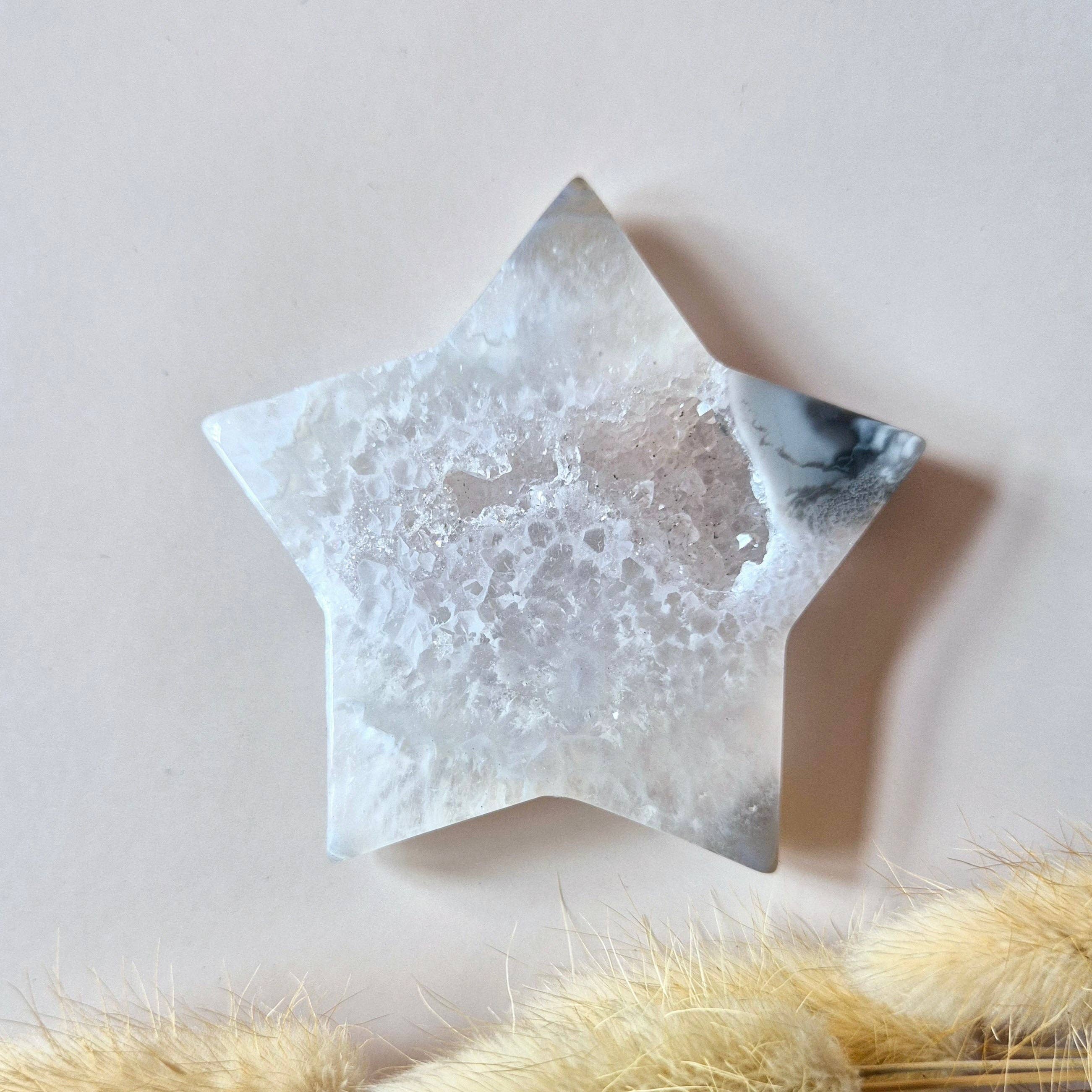 Moonlight Gemstones - Vente Pierre et cristal de spiritualité - Étoile en agate grise druzy 6-7 cm | Sculpture en cristal pleine de lumière et de calme10