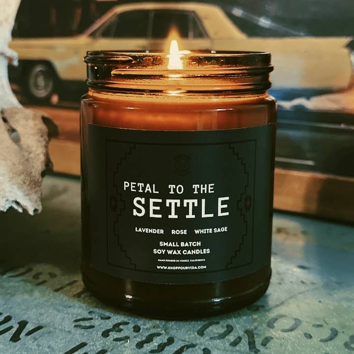Vela Petal To The Settle, 8 onzas para venta al por mayor de Pour Vida