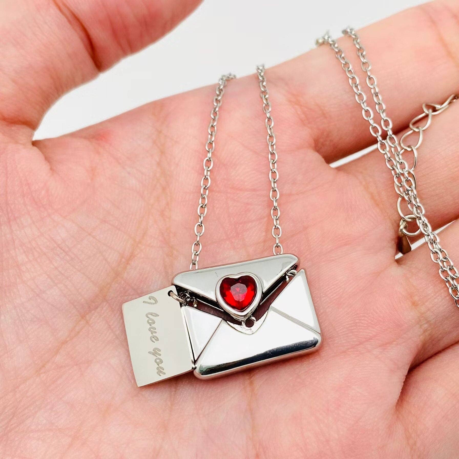Mio Queena – Großhandel Kette mit Anhänger/Charm – Halskette mit kubischen Zirkonia-Umschlägen in Herzform mit Aufschrift „I Love You“8
