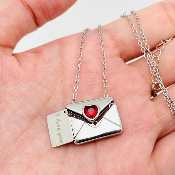 Mio Queena – Großhandel Kette mit Anhänger/Charm – Halskette mit kubischen Zirkonia-Umschlägen in Herzform mit Aufschrift „I Love You“8