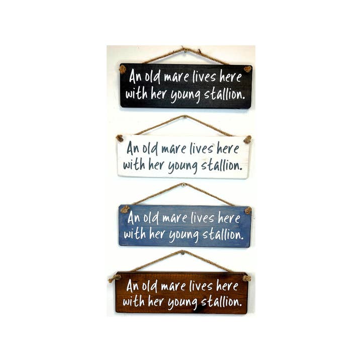 Ett gammalt sto bor här handgjord hängande träskylt för wholesale av The Giggle Gift Company