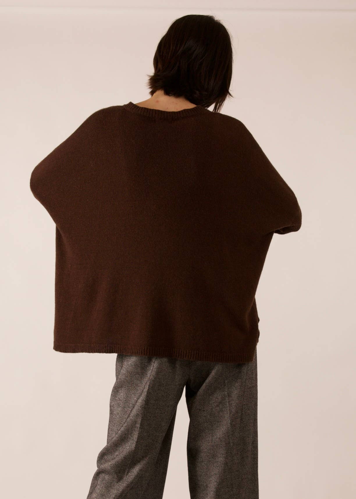 JULIA PARIS - Wholesale Knit Sweater - Women's - Oversized fit V-neck sweater in cashmere and wool knit11