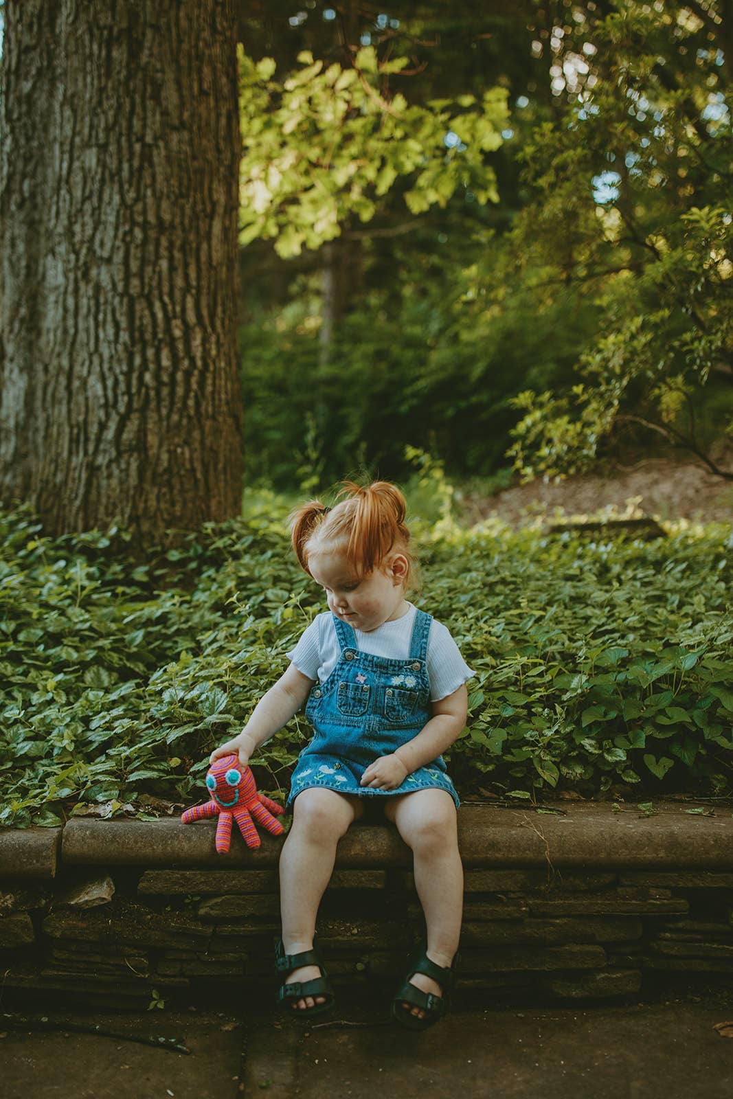 Pebblechild – Großhandel Handrassel – Baby – Gehäkeltes Babyspielzeug Oktopus-Rassel - leuchtend pink1