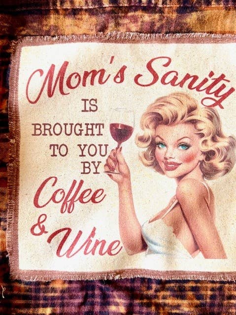 "LA SANITÀ MENTALE DI MAMMA È GARANTITA DA CAFFÈ E VINO" CAMICIA DI FLANELLA per la vendita all'ingrosso da parte di Jana's Flannels