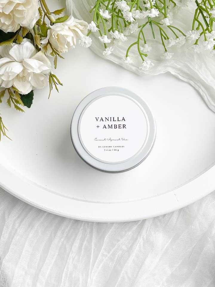 Vanilje + Rav - 3,4 oz Hvid Tin Lys for engroshandel hos DS Luxury Candles