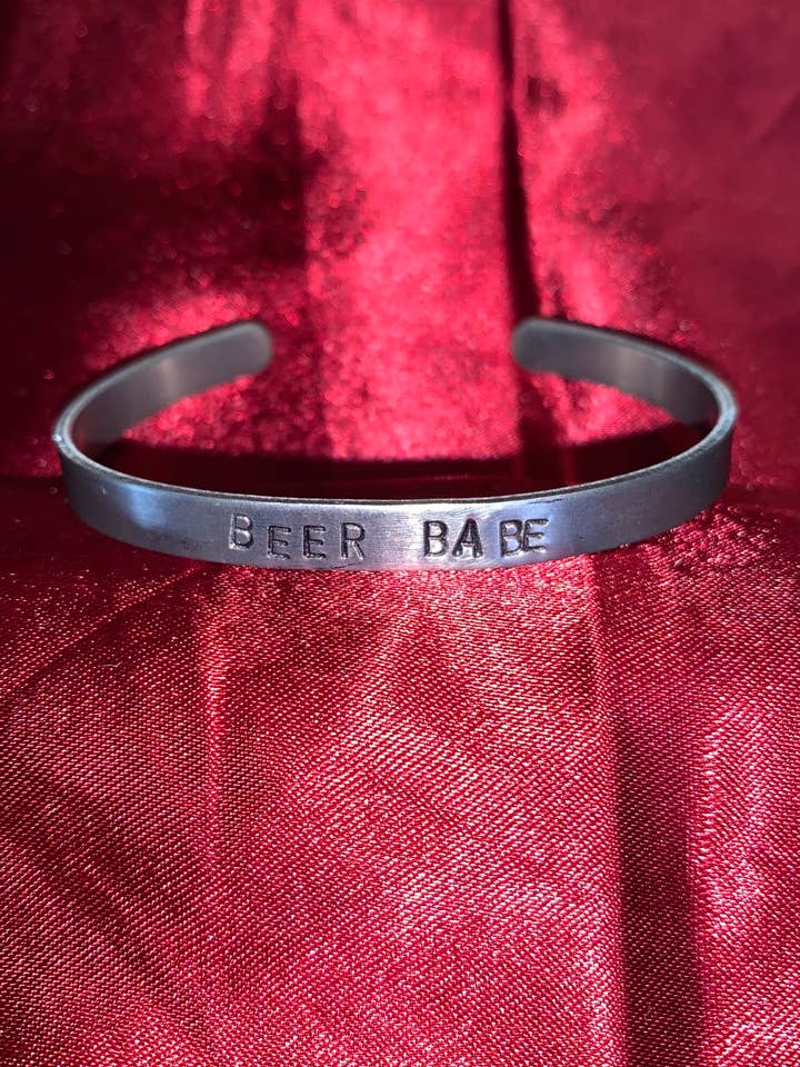 „Beer Babe“ gestempelt für den Großhandel von Punchy Pineapples