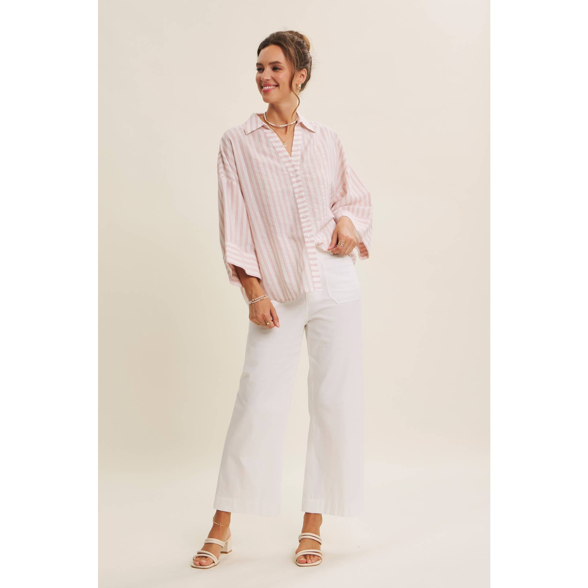 in february – Engroshandel Skjorte med buttondown – til kvinder – PERFEKT STRIBET SKJORTE MED KNAPPER OG BREDE ÆRMER TIL OVERGANGSPERIODEN7