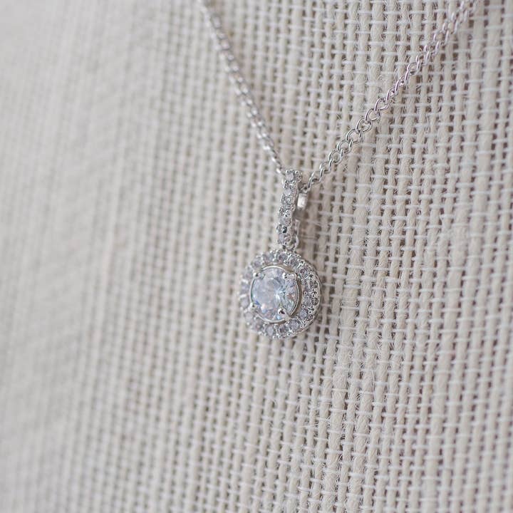 Isla Halskette mit kubischem Zirkonia-Anhänger, versilbert für den Großhandel von Sugarcane & Co.