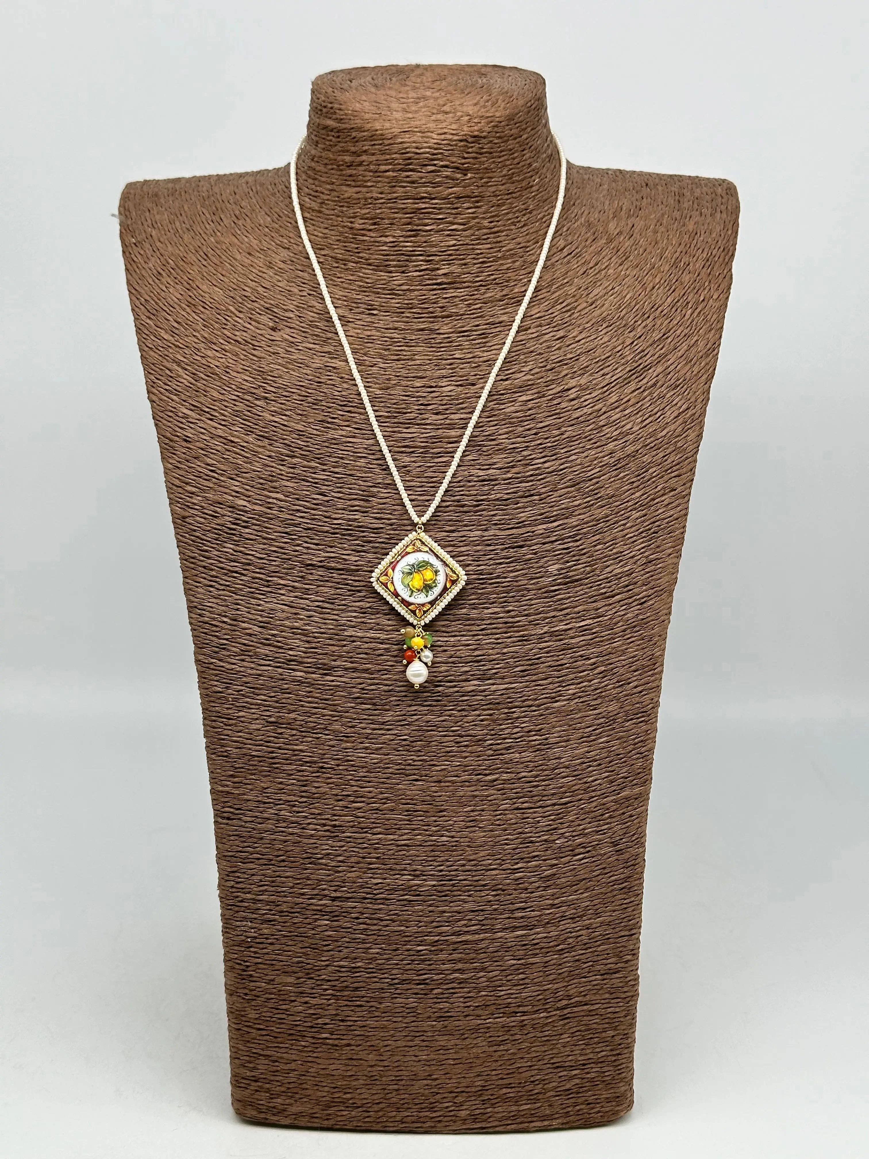 DD Ceramiche Siciliane - Vendita all'ingrosso Collana con ciondolo/pendaglio - Collana Piastrella Ceramica Caltagirone Decoro Limoni, cornice e catena perline bianche