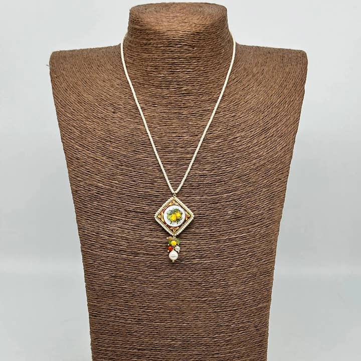 DD Ceramiche Siciliane - Vendita all'ingrosso Collana con ciondolo/pendaglio - Collana Piastrella Ceramica Caltagirone Decoro Limoni, cornice e catena perline bianche0