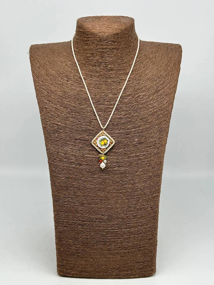 Colar Caltagirone em Azulejo Cerâmico, Decoração Limões, moldura e corrente, contas brancas por atacado de DD Ceramiche Siciliane