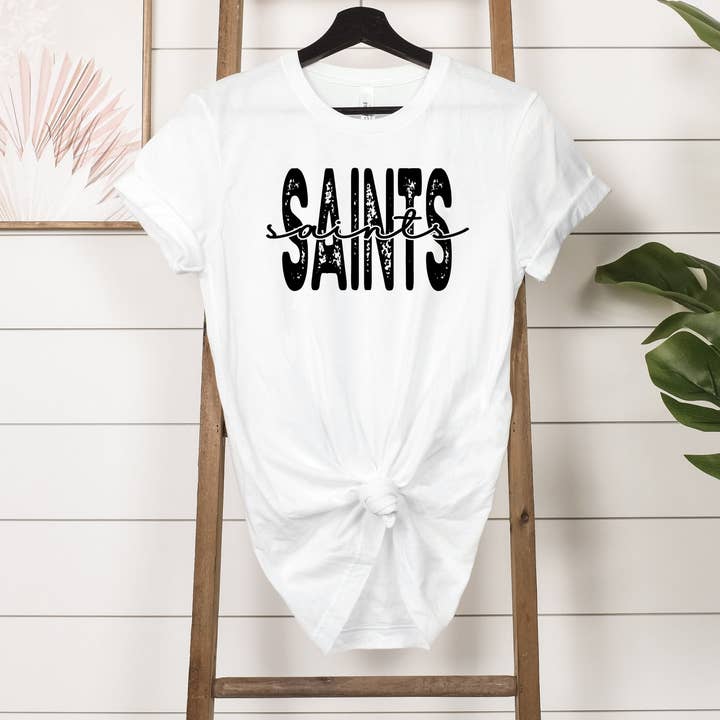 T-shirt blanc Saints Sports Team à encre noire pour la vente par Simply Tees