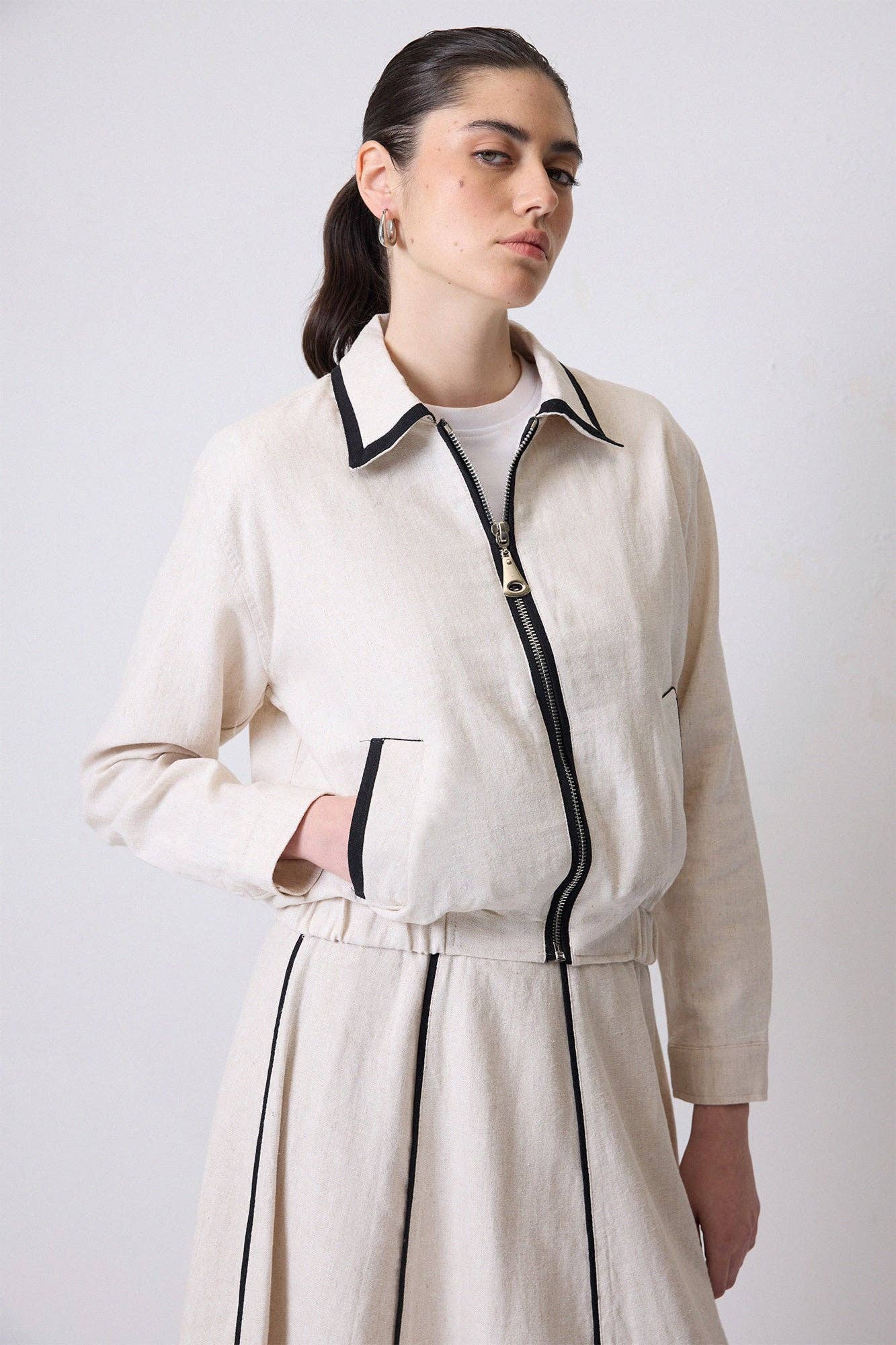 Beige COMPLETO GIACCA E GONNA CON PROFILI IN TESSUTO DI LINO in vendita all'ingrosso su Faire1