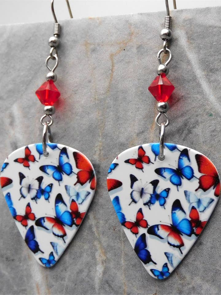 Pendientes de púas de guitarra con mariposas rojas, blancas y azules para venta al por mayor de Simply Raevyn
