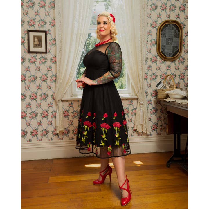 Dolly & Dotty – wholesale Klänning - Dam – Ruby svart aftonklänning med lyxiga broderade rosor