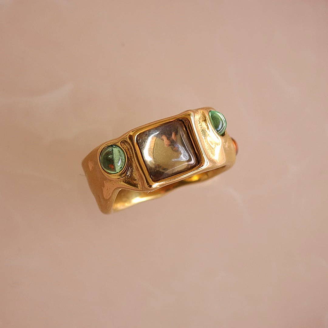 MeloMelo - Wholesale Ring met meerdere stenen - Riley brede cabochon hamerslag gouden ring met gekleurde glazen inzetstukken0