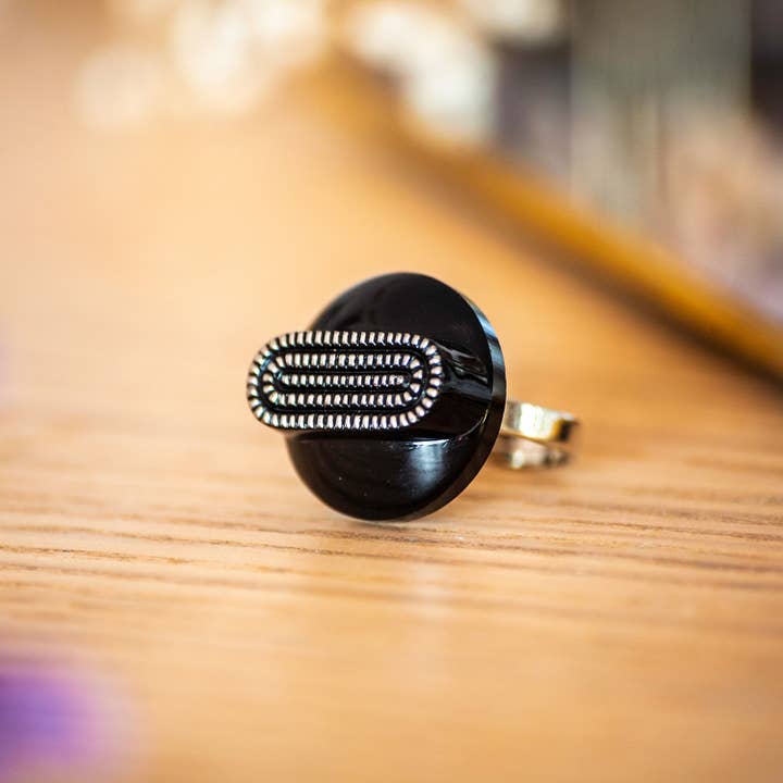Bague bouton Georgette noir et argenté pour la vente par Assuna