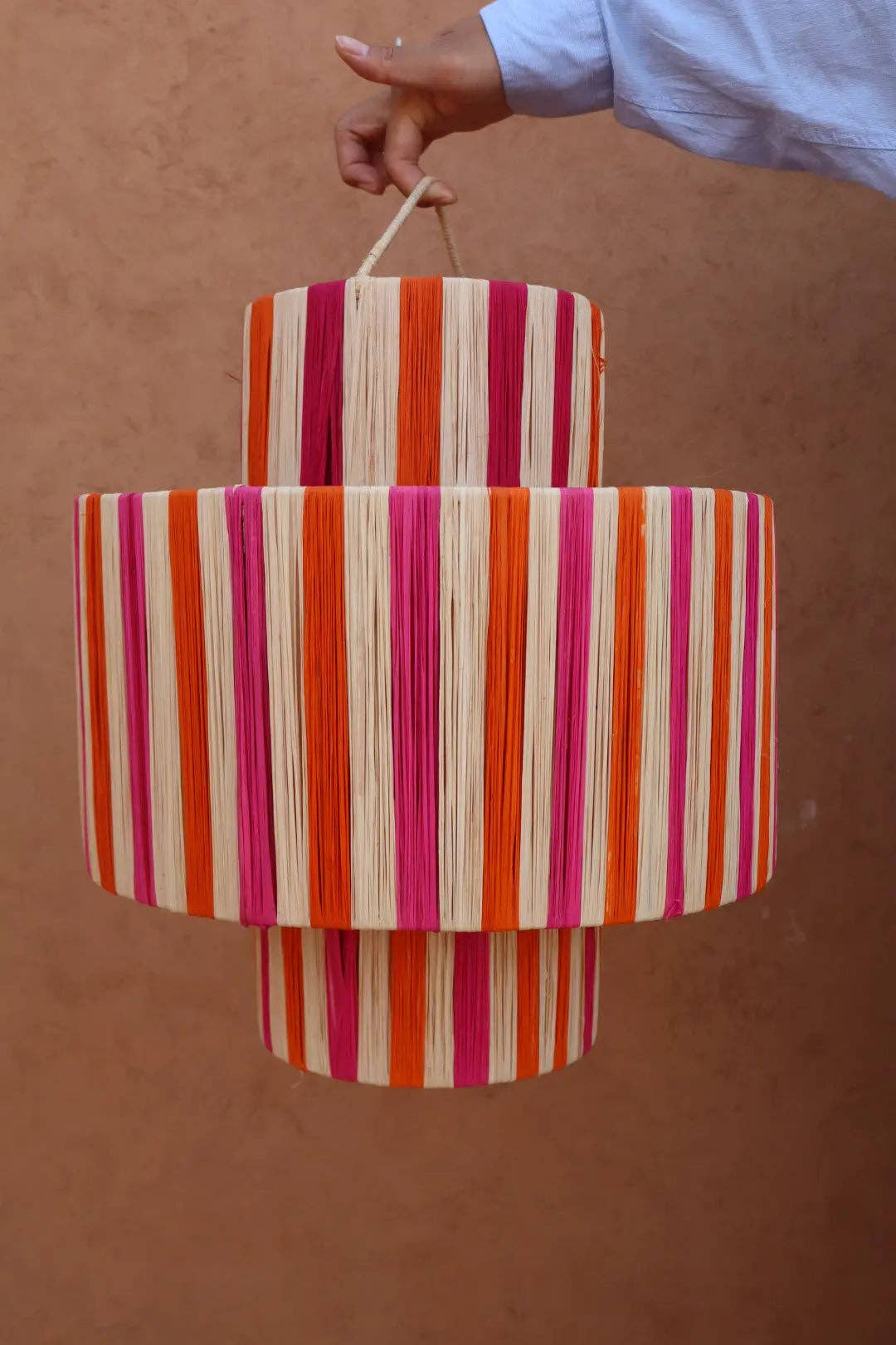 Néda - Wholesale Kroonluchter/hangend licht - Gestreepte Raffia Hanglamp in Roze, Oranje en Naturel - « SUNNY »1