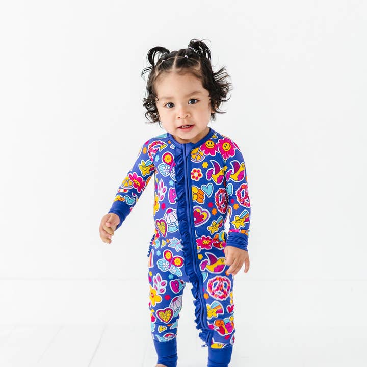 Pyjama rétro pour fille avec pieds convertibles et volants pour la vente par Kiki + Lulu