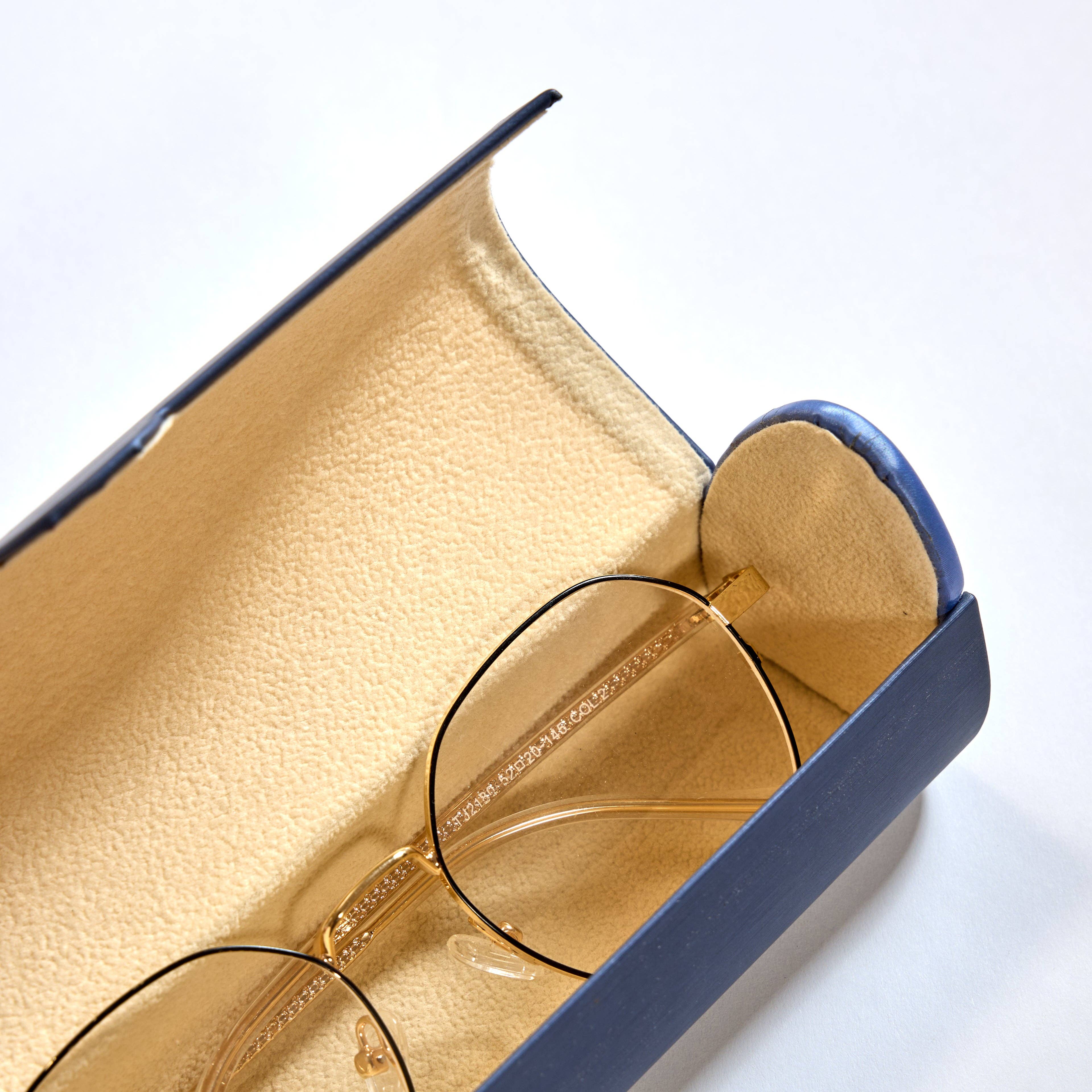 Real Sic - Wholesale Eyewear cases & holders – Unisex - Vintage-Inspired Magnetic Vegan Leather Glasses Case: Retro Cylindrical Design for Stylish Eyewear Protection10