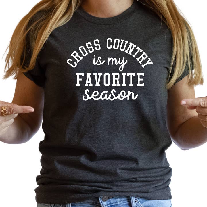 T-shirt "Le cross-country est ma saison préférée" - Tee-shirt graphique amusant pour coureur - T-shirt d'athlète de cross - Vêtements d'athlétisme - Cadeau pour fan de course pour la vente par Epic Life - Designed