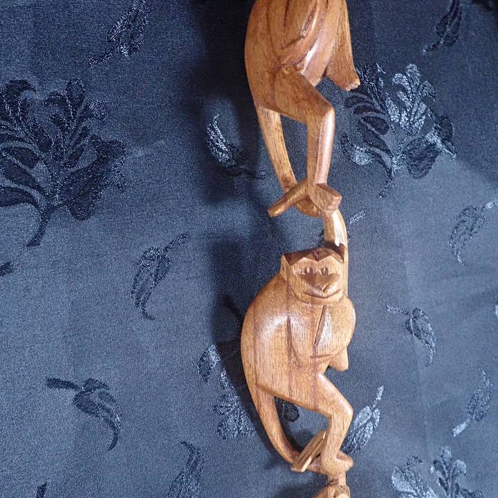 Ubud Glass - Vendita all'ingrosso Scultura - Famiglia di scimmie intagliate a mano in legno, Barile pieno di scimmie2