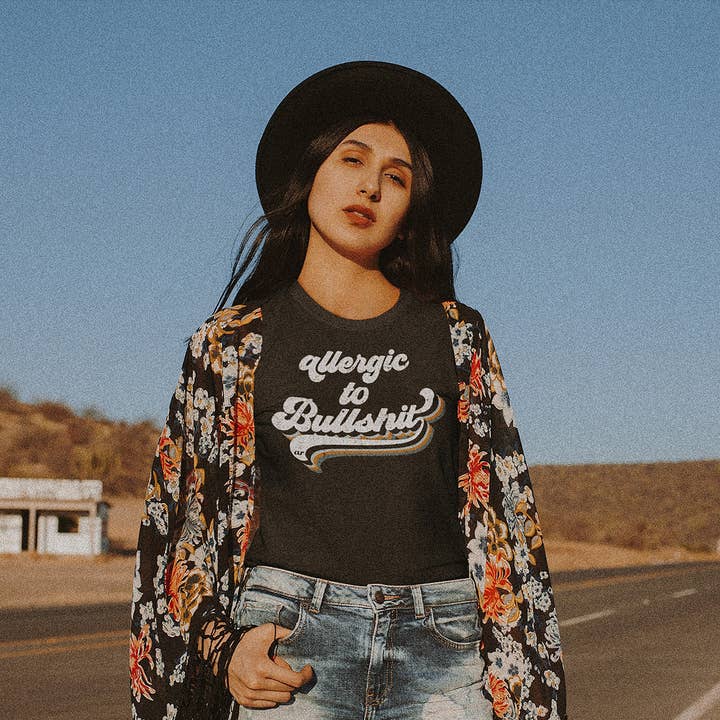 Maglietta "Allergic to Bullshit" – Divertente T-Shirt Grafica Retrò per la vendita all'ingrosso da parte di Alley & Rae