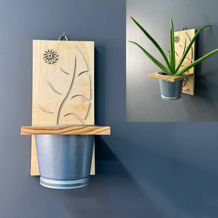 Jardinière murale avec motif de feuille ou de fleur – avec pot en métal pour la vente par Muddy Creek Jones, LLC