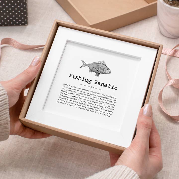 Impression encadrée Fishing Fanatic dans un coffret cadeau, cadeau pour les pêcheurs pour la vente par Coulson Macleod (U.S. Duties Paid)